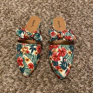4 items for $10❄️ Floral sandals
